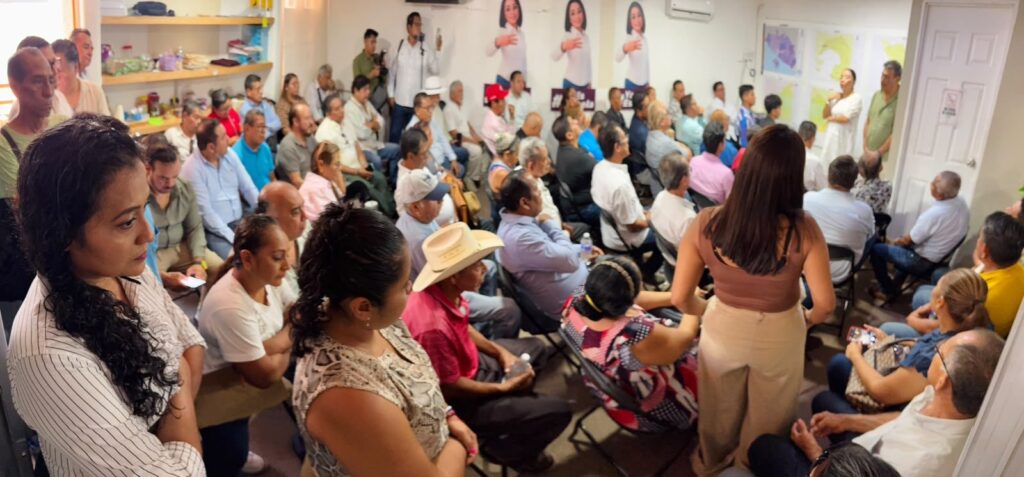 Asistentes atentos durante una reunión de trabajo en una oficina