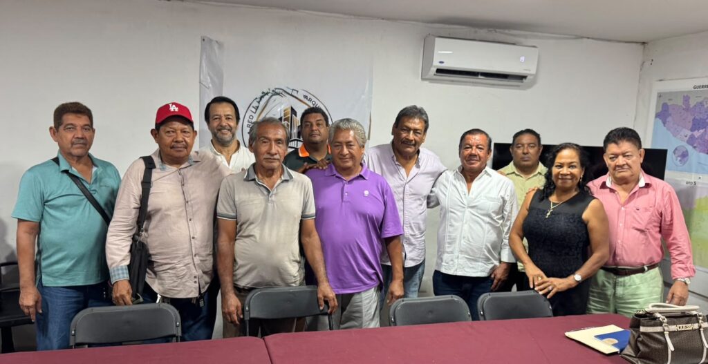 Integrantes de la red posan juntos al terminar una reunión de trabajo