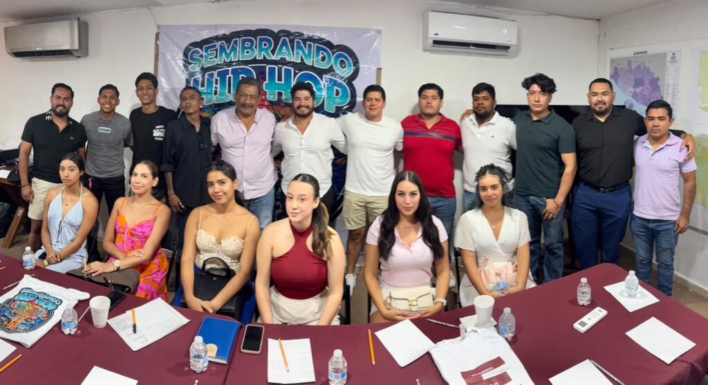 Jóvenes participantes junto a la manta de «Sembrando Hip Hop»