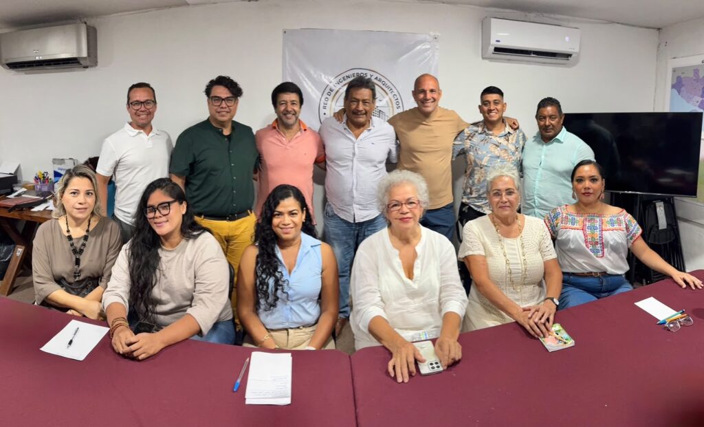 Integrantes de la Red de Ingenieros y Arquitectos detrás de una mesa de trabajo