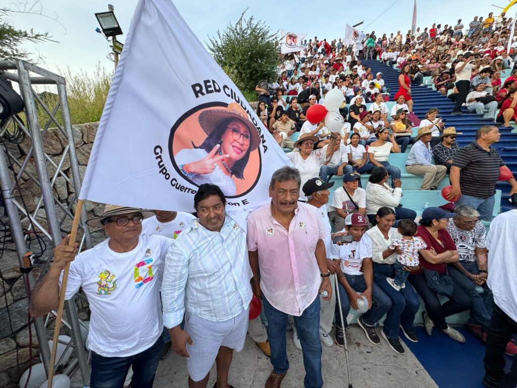 Bandera de la Red Ciudadana «Grupo Guerrero» en una gradería llena durante un evento público