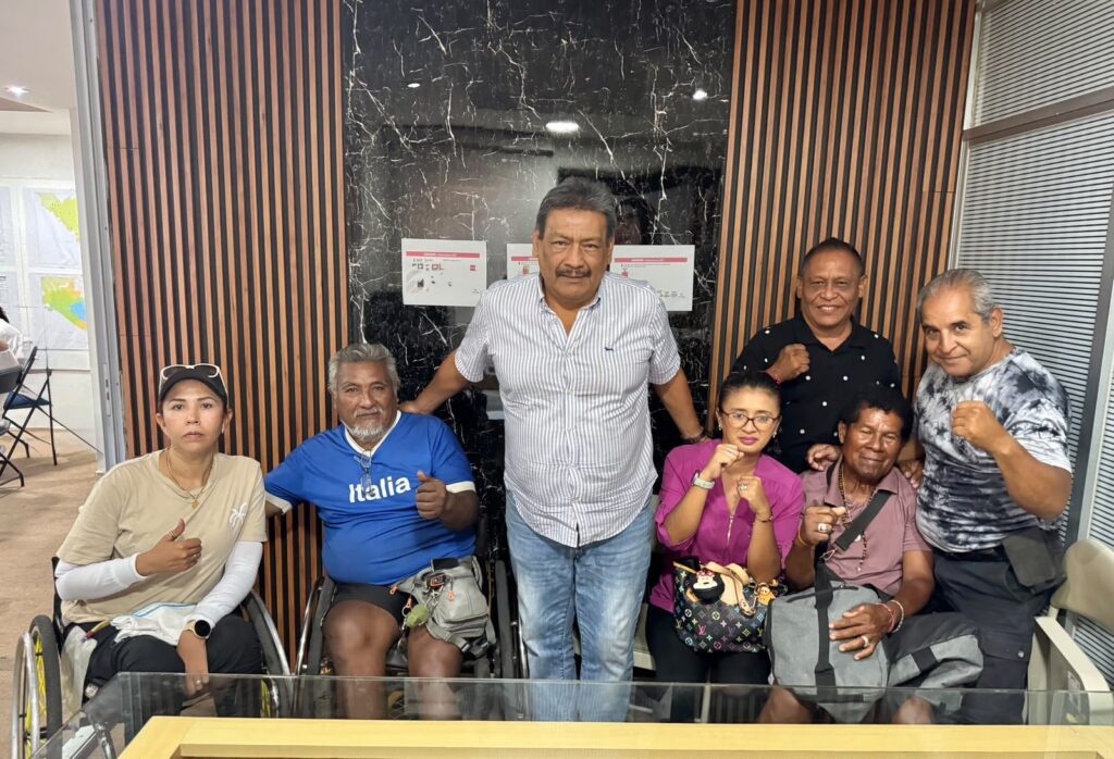 Asistentes con el pulgar en alto al terminar una reunión en una oficina