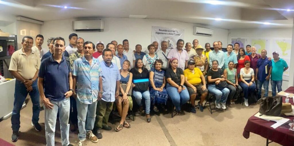 Integrantes de la Red de Ingenieros y Arquitectos durante una reunión