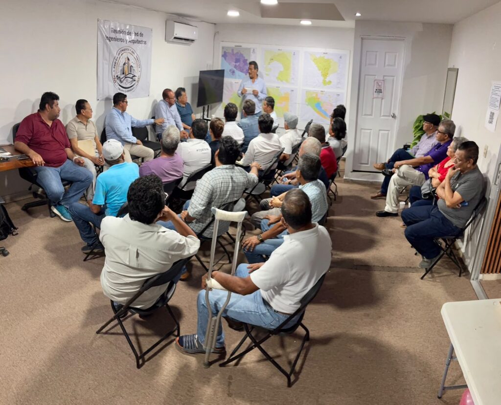 Asistentes sentados en semicírculo durante una reunión de la Red de Ingenieros y Arquitectos