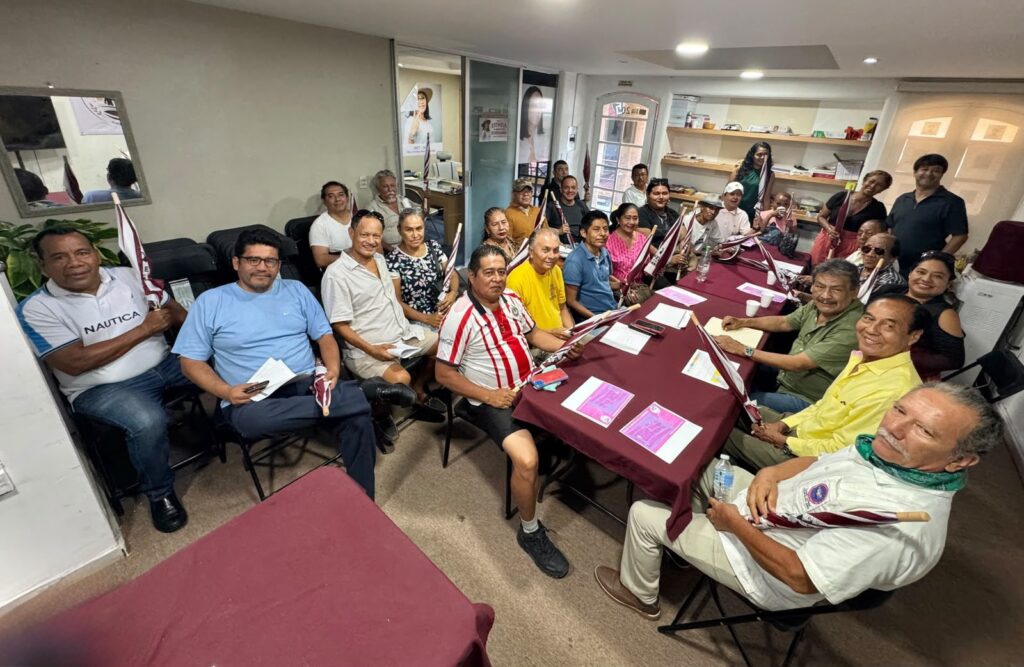 Reunión de trabajo alrededor de una mesa con documentos