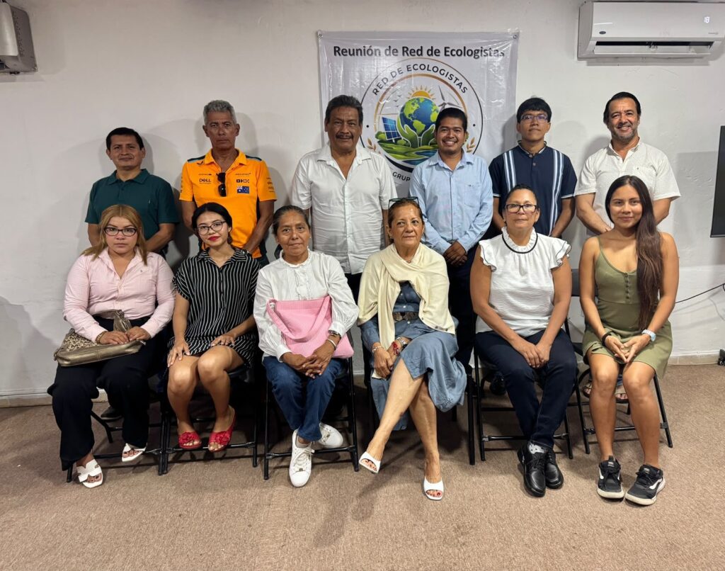 Integrantes de la Red de Ecologistas junto a la manta de la reunión