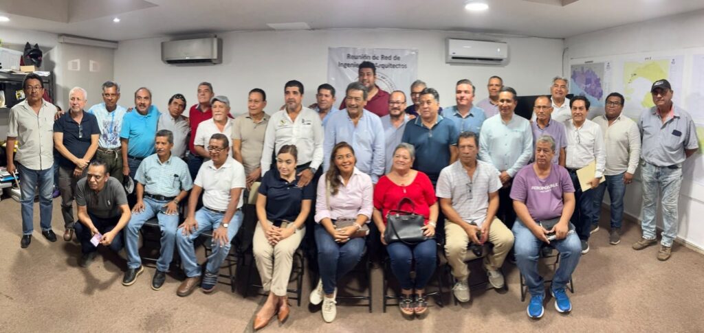 Integrantes de la Red de Ingenieros y Arquitectos en una foto grupal