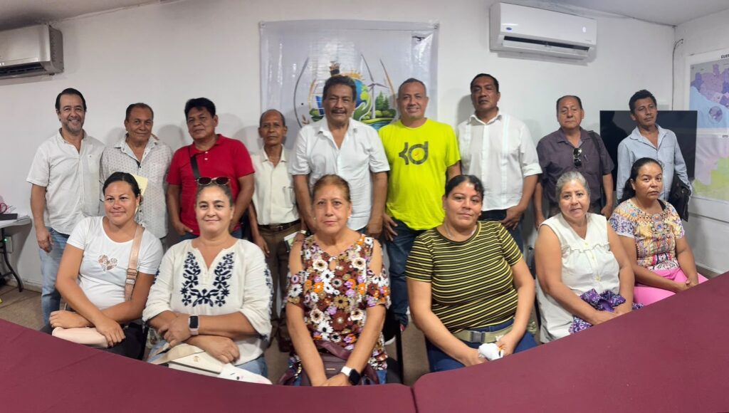 Integrantes de la Red de Ecologistas detrás de una mesa de trabajo