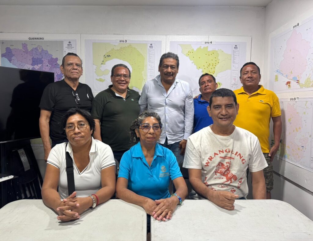 Grupo de trabajo reunido frente a mapas del estado de Guerrero